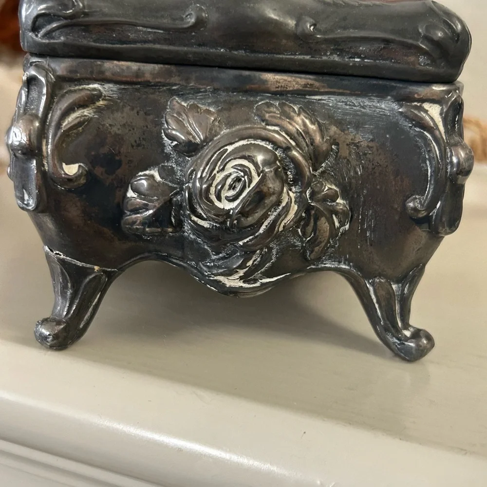 Roger’s Silverplate Co. Floral Roses Jewelry Trinket Box. 3 1/2” H. Vintage